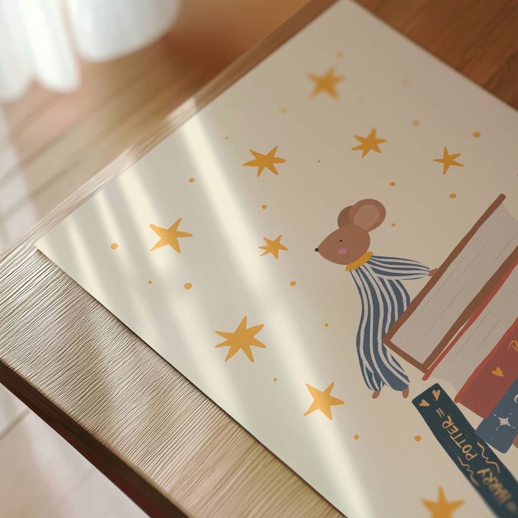Vaikiškas plakatas vaikų kambariui – mielas peliukas sėdi ant knygų krūvos ir žiūri į žvaigždes, užsisvajojęs, puikiai tinka kūdikio kambariui, skaitymo kampeliui, žaidimų erdvei, dovanos idėjoms ar jaukiam sienų dekorui vaikams