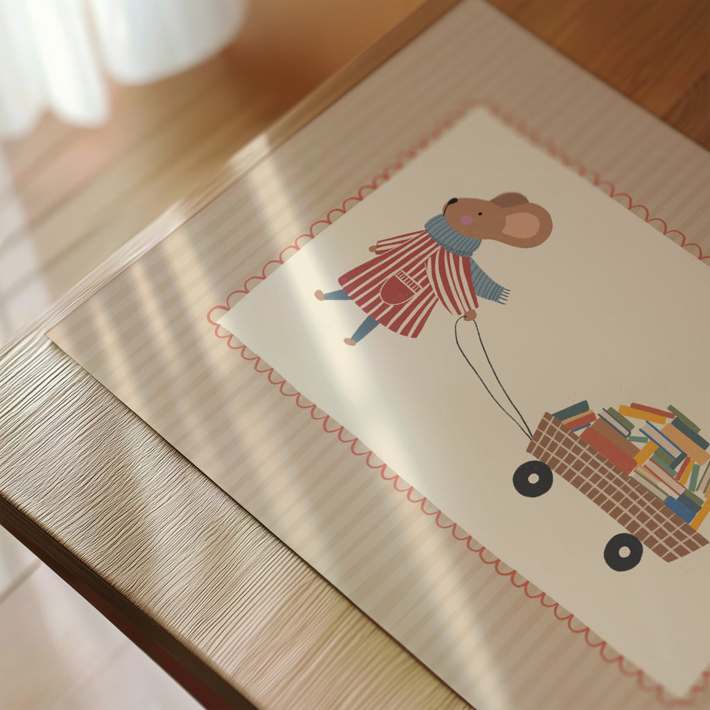 Vaikiškas plakatas vaikų kambariui – mielas peliukas tempia karutį su knygomis, žaisminga ir jauki iliustracija kūdikio kambariui, skaitymo kampeliui, žaidimų erdvei ar sienų dekorui vaikams.