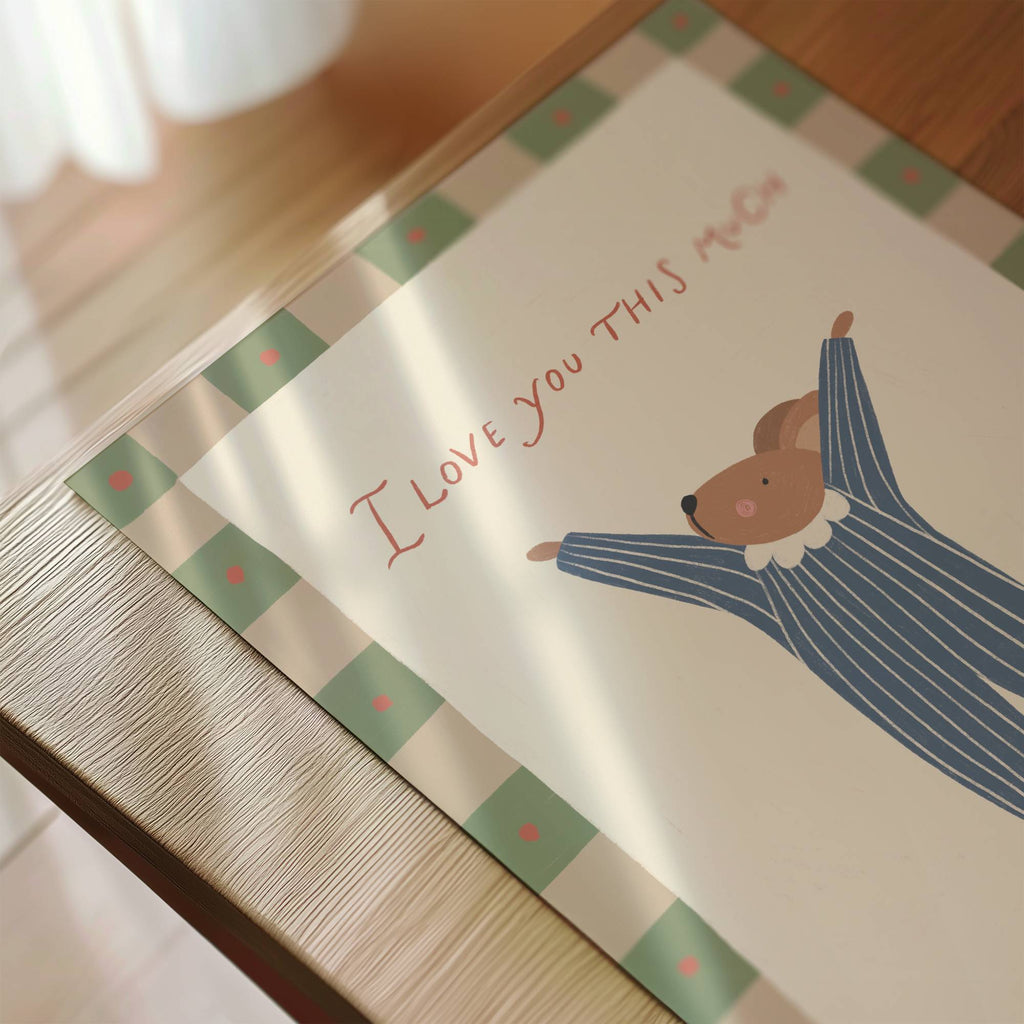 Vaikiškas plakatas su mielu peliuku iškėlusiu rankas ir užrašu „I love you this much“, vaikų kambario dekoras, nursery wall art, gyvūnėlio iliustracija, dovana kūdikiui ar vaikui