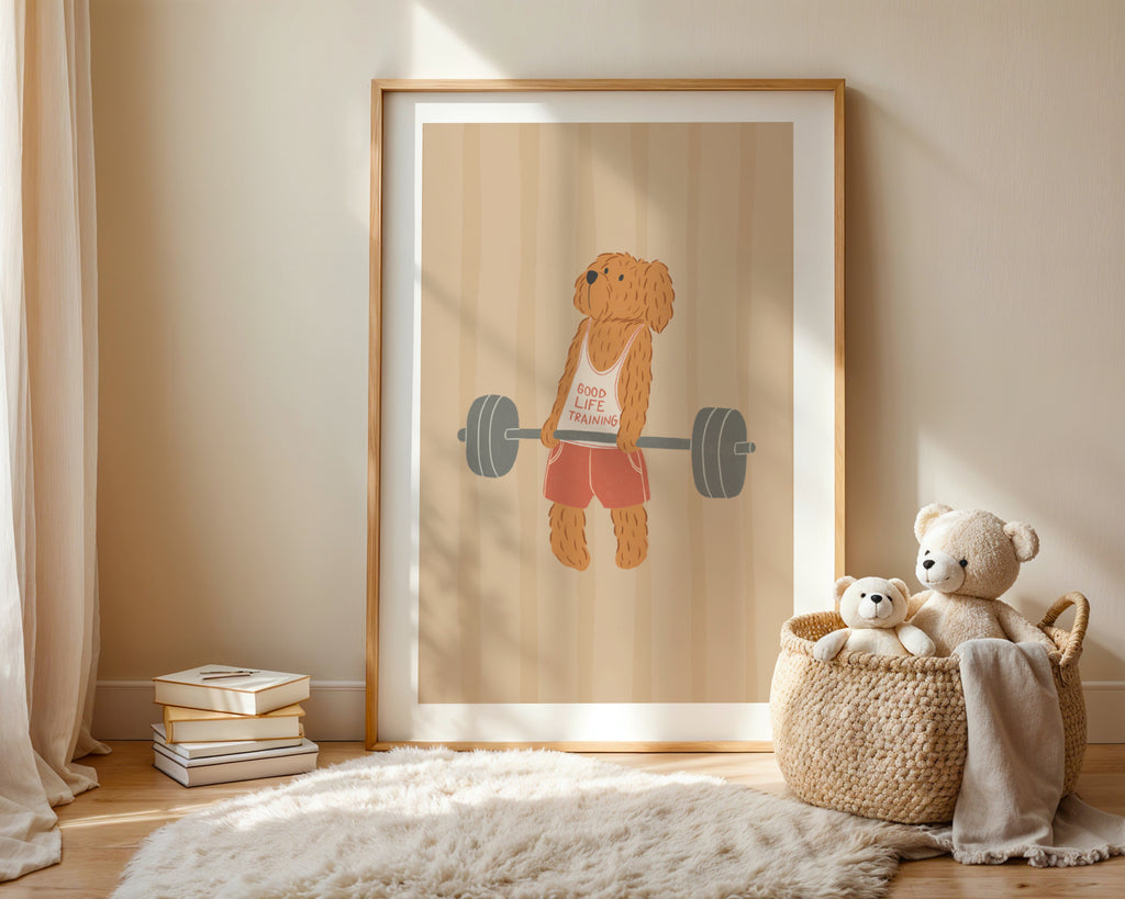 Vaikiškas plakatas vaikų kambariui – žaismingas goldendoodle šuo laiko štangą ir bando ją pakelti, sportiška ir linksma iliustracija, puikiai tinkanti vaikų kambario interjerui, žaidimų kambariui, vaikų interjero dekorui, sienų akcentui ar dovanos idėjoms mažiesiems mėgstantiems gyvūnus, sportą, fitnesą, aktyvią veiklą ir nuotykius