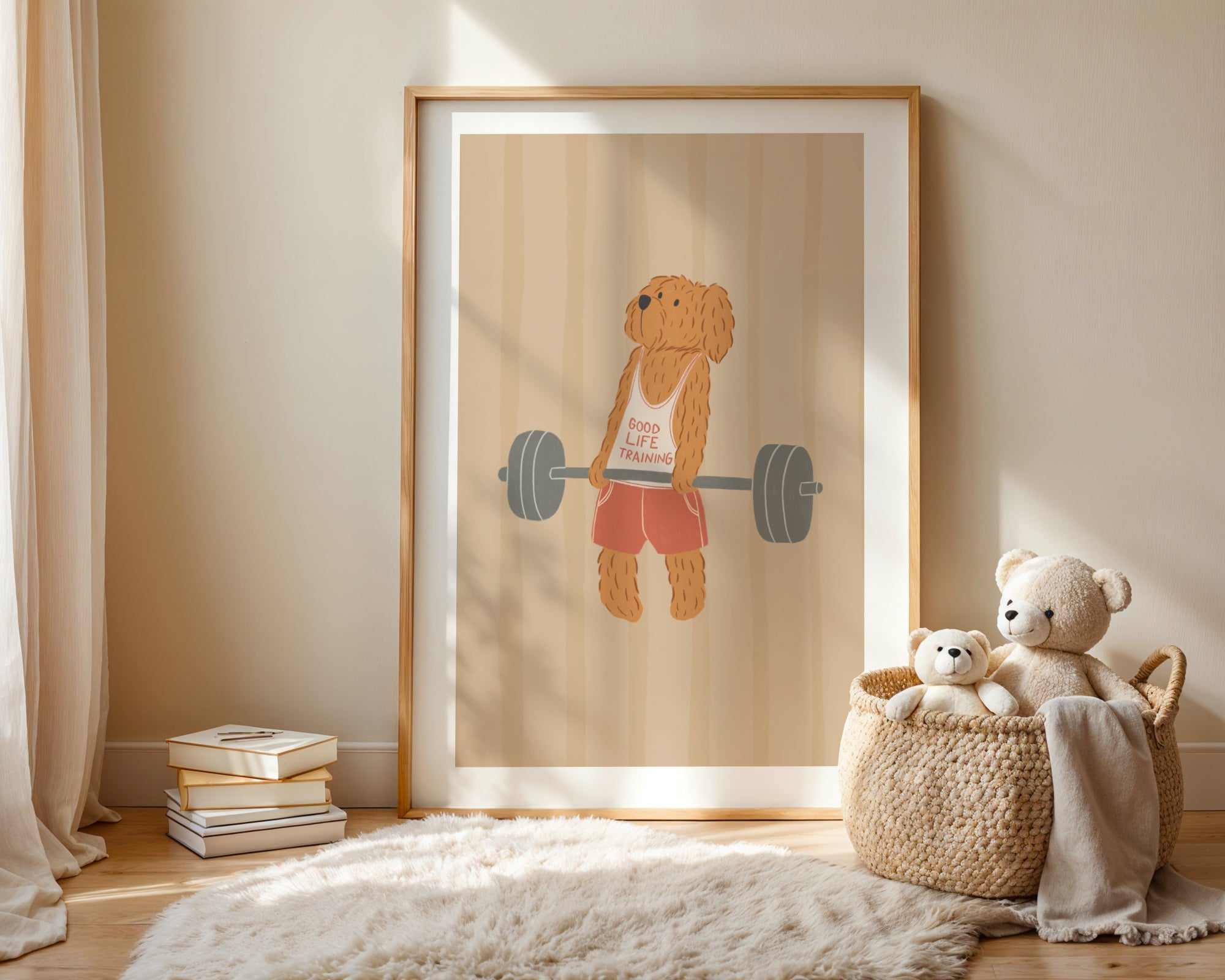 Vaikiškas plakatas vaikų kambariui – žaismingas goldendoodle šuo laiko štangą ir bando ją pakelti, sportiška ir linksma iliustracija, puikiai tinkanti vaikų kambario interjerui, žaidimų kambariui, vaikų interjero dekorui, sienų akcentui ar dovanos idėjoms mažiesiems mėgstantiems gyvūnus, sportą, fitnesą, aktyvią veiklą ir nuotykius
