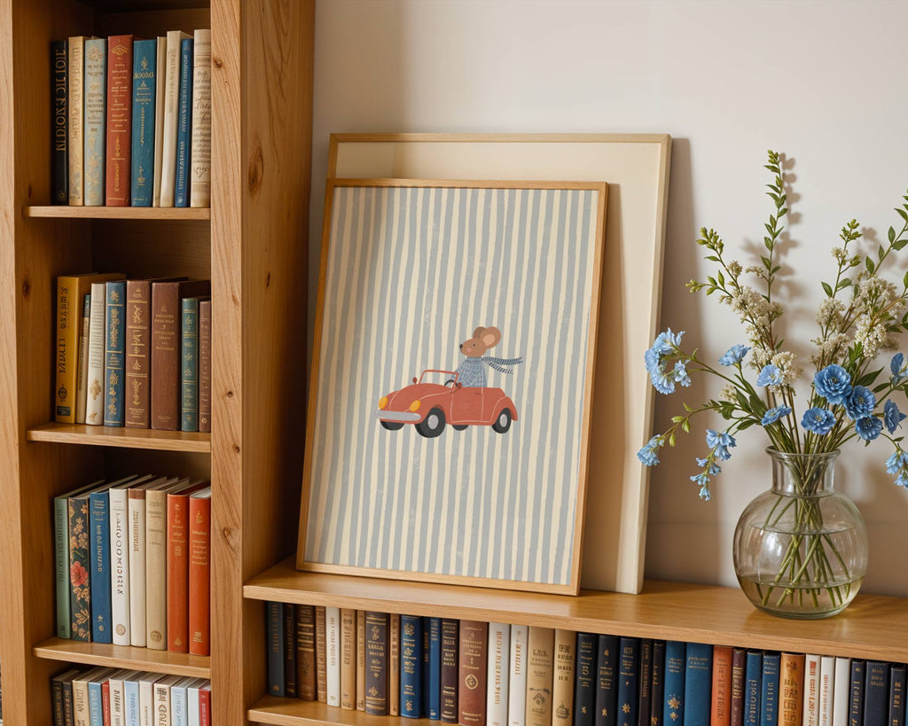 Vaikiškas plakatas su peliuku važiuojančiu raudona mašina be stogo ant subtilaus mėlyno dryžuoto fono, vaikų kambario dekoracija, nursery wall art, dovana kūdikiui ar vaikui