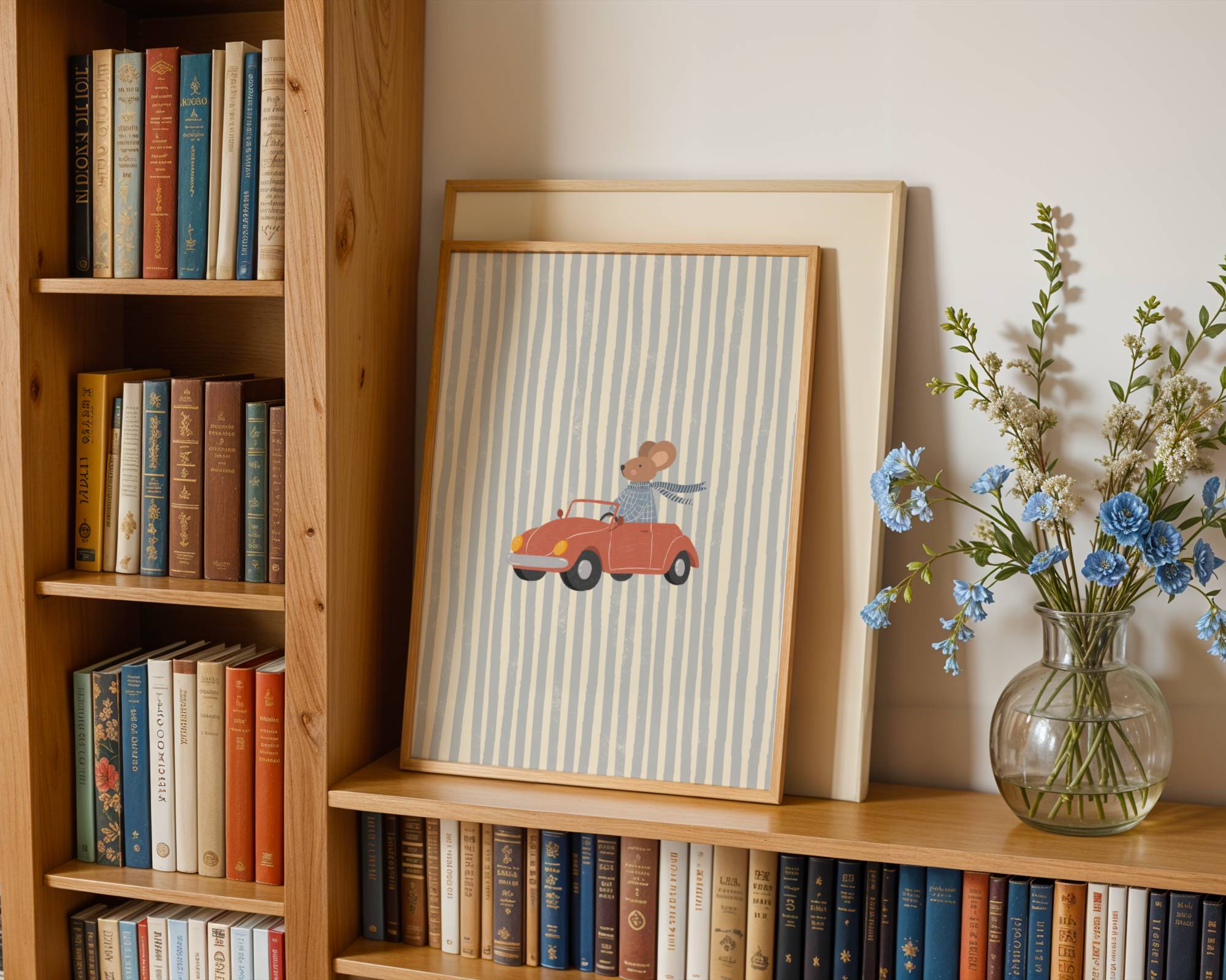 Vaikiškas plakatas su peliuku važiuojančiu raudona mašina be stogo ant subtilaus mėlyno dryžuoto fono, vaikų kambario dekoracija, nursery wall art, dovana kūdikiui ar vaikui