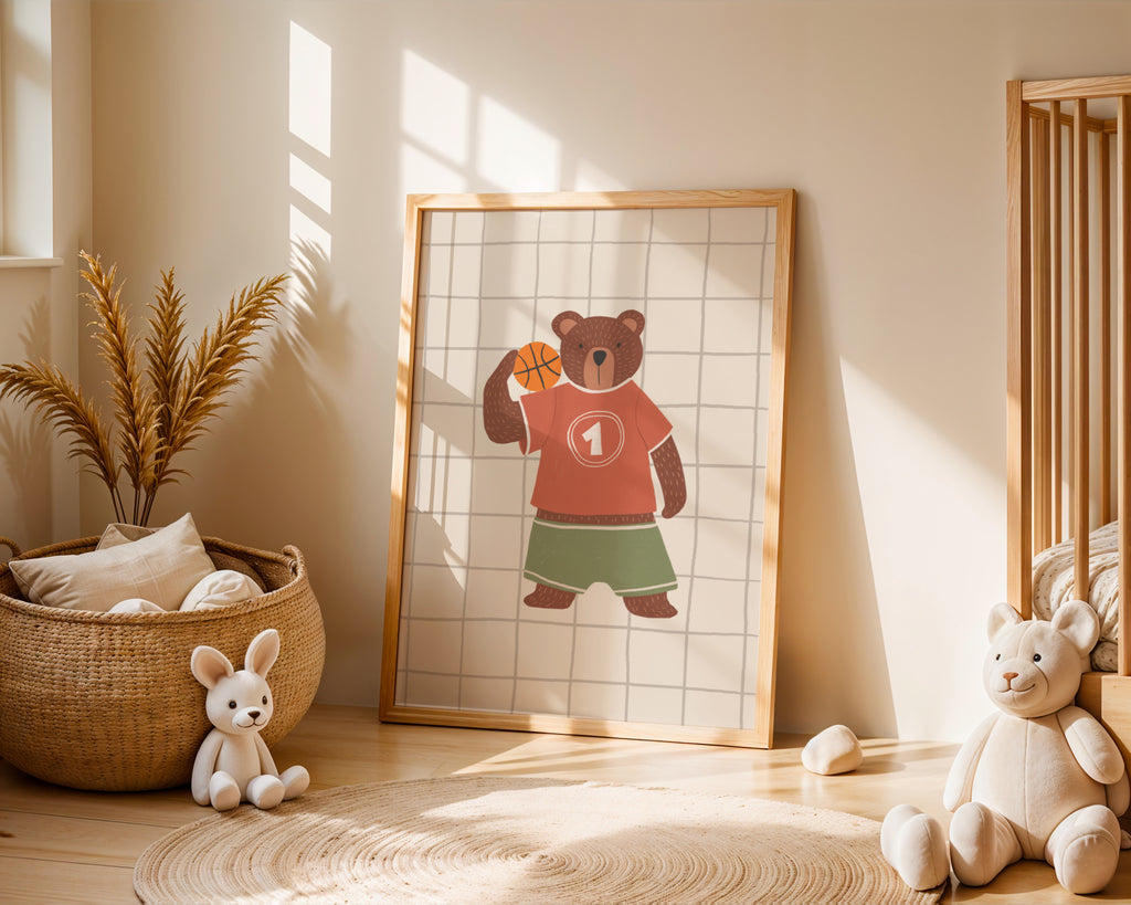 Vaikiškas plakatas vaikų kambariui – žaisminga meška sportininkė laiko krepšinio kamuolį, sportiška ir linksma iliustracija, puikiai tinkanti vaikų kambario interjerui, žaidimų kambariui, vaikų interjero dekorui, sienų akcentui ar dovanos idėjoms mažiesiems mėgstantiems gyvūnus, krepšinį, sportą, aktyvią veiklą ir nuotykius