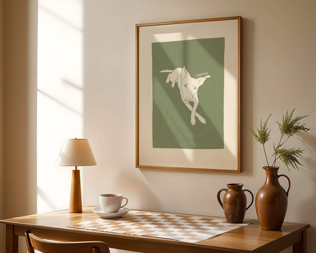 Personalizuotas augintinio plakatas su pasirenkamu spalvotu fonu, sukurtas pagal pateiktą nuotrauką. Minimalistinis šuns ar katino portretas, pieštas skaitmeniniu būdu subtilia pieštuko linija. Galimybė pasirinkti fono spalvą ir priderinti prie namų interjero. Estetiška ir asmeniška dovana gyvūnų mylėtojui.