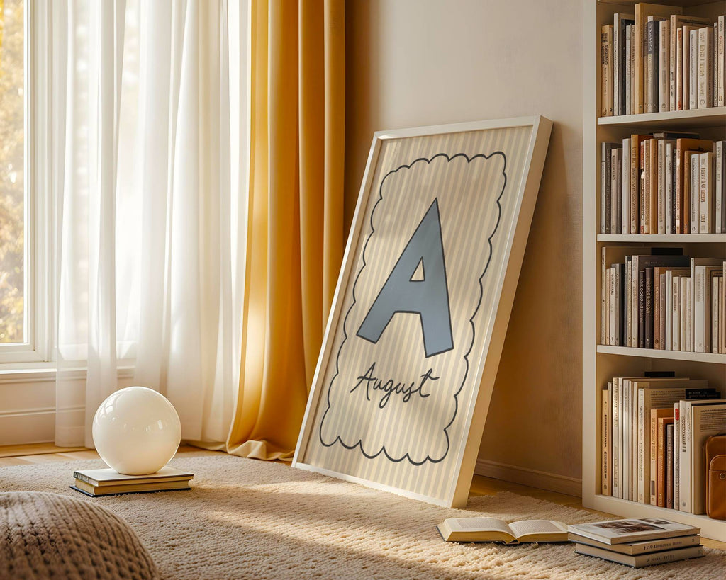 Personalizuotas vaiko vardo plakatas su didele pirmąja raide centre ir vardu apačioje, dekoruotas rankomis piešto efekto dryžuotu fonu. Vardinis plakatas vaikų kambariui, moderni ir minimalistinė sienos dekoracija, unikali interjero detalė kūdikio ar vaiko miegamajam su pasirenkamomis raidžių spalvomis.