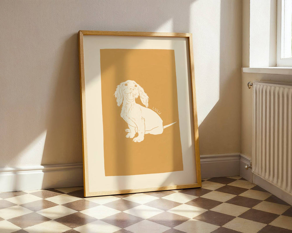 Personalizuotas augintinio plakatas su pasirenkamu spalvotu fonu, sukurtas pagal pateiktą nuotrauką. Minimalistinis šuns ar katino portretas, pieštas skaitmeniniu būdu subtilia pieštuko linija. Galimybė pasirinkti fono spalvą ir priderinti prie namų interjero. Estetiška ir asmeniška dovana gyvūnų mylėtojui.