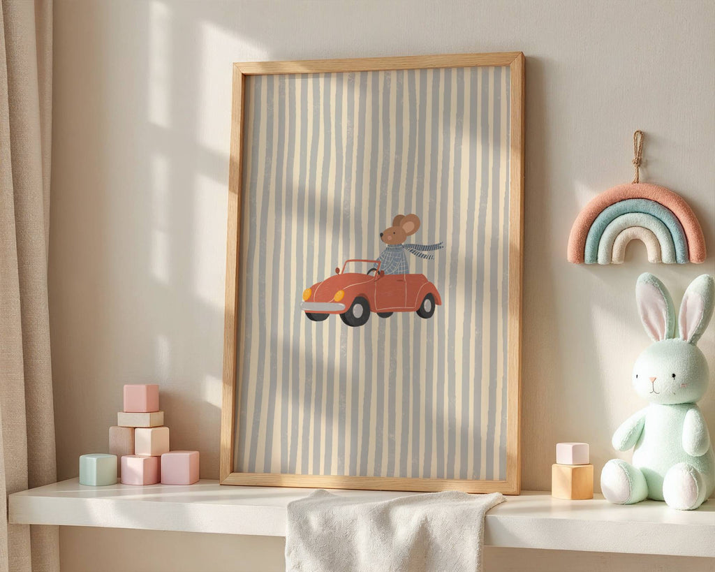 Vaikiškas plakatas su peliuku važiuojančiu raudona mašina be stogo ant subtilaus mėlyno dryžuoto fono, vaikų kambario dekoracija, nursery wall art, dovana kūdikiui ar vaikui