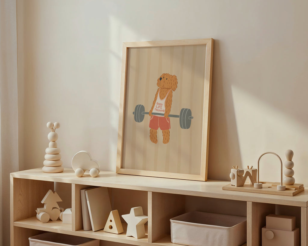 Vaikiškas plakatas vaikų kambariui – žaismingas goldendoodle šuo laiko štangą ir bando ją pakelti, sportiška ir linksma iliustracija, puikiai tinkanti vaikų kambario interjerui, žaidimų kambariui, vaikų interjero dekorui, sienų akcentui ar dovanos idėjoms mažiesiems mėgstantiems gyvūnus, sportą, fitnesą, aktyvią veiklą ir nuotykius