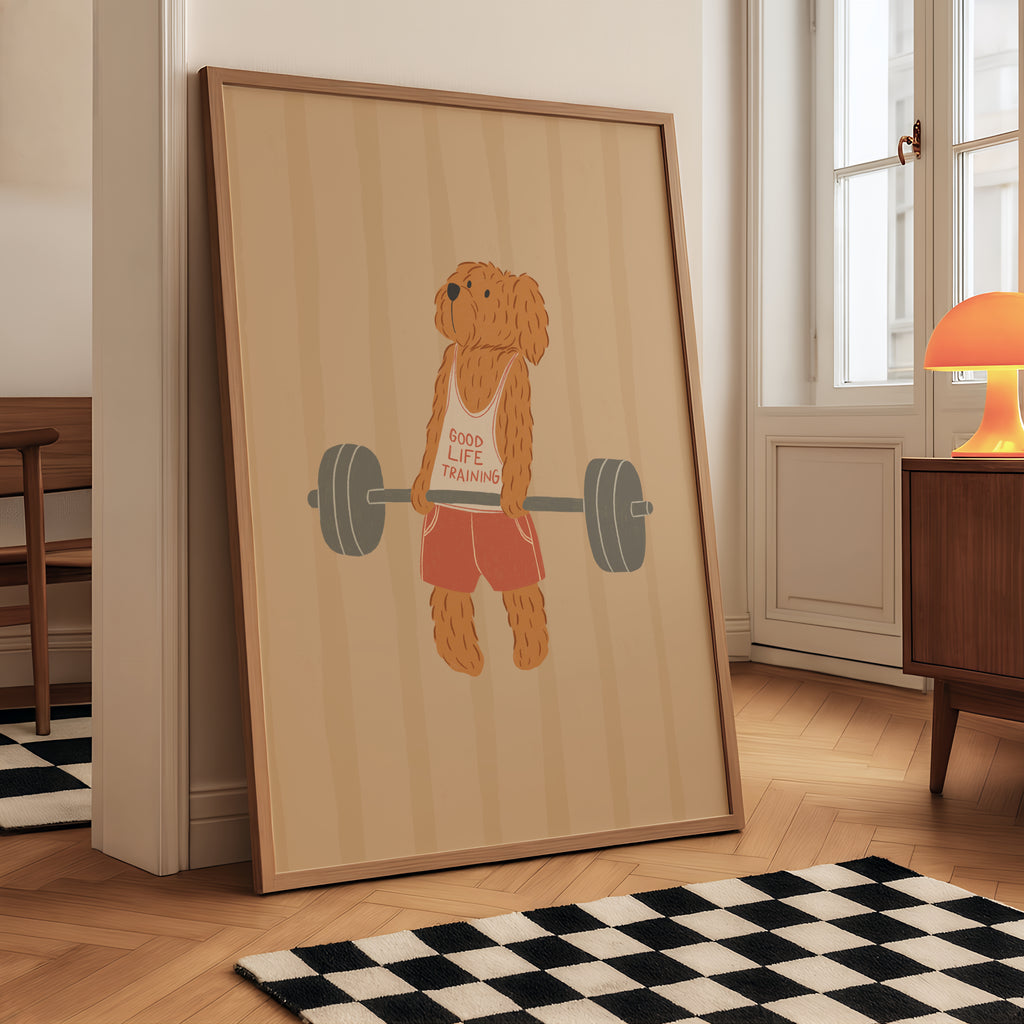 Vaikiškas plakatas vaikų kambariui – žaismingas goldendoodle šuo laiko štangą ir bando ją pakelti, sportiška ir linksma iliustracija, puikiai tinkanti vaikų kambario interjerui, žaidimų kambariui, vaikų interjero dekorui, sienų akcentui ar dovanos idėjoms mažiesiems mėgstantiems gyvūnus, sportą, fitnesą, aktyvią veiklą ir nuotykius