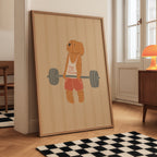 Vaikiškas plakatas vaikų kambariui – žaismingas goldendoodle šuo laiko štangą ir bando ją pakelti, sportiška ir linksma iliustracija, puikiai tinkanti vaikų kambario interjerui, žaidimų kambariui, vaikų interjero dekorui, sienų akcentui ar dovanos idėjoms mažiesiems mėgstantiems gyvūnus, sportą, fitnesą, aktyvią veiklą ir nuotykius