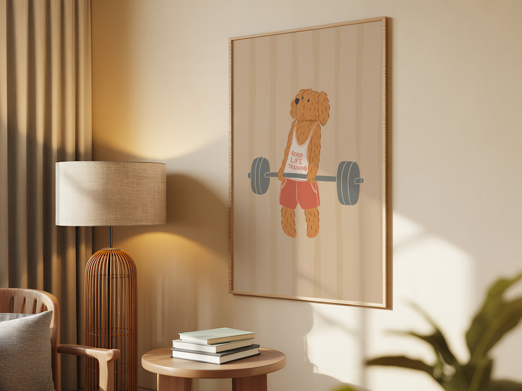 Vaikiškas plakatas vaikų kambariui – žaismingas goldendoodle šuo laiko štangą ir bando ją pakelti, sportiška ir linksma iliustracija, puikiai tinkanti vaikų kambario interjerui, žaidimų kambariui, vaikų interjero dekorui, sienų akcentui ar dovanos idėjoms mažiesiems mėgstantiems gyvūnus, sportą, fitnesą, aktyvią veiklą ir nuotykius