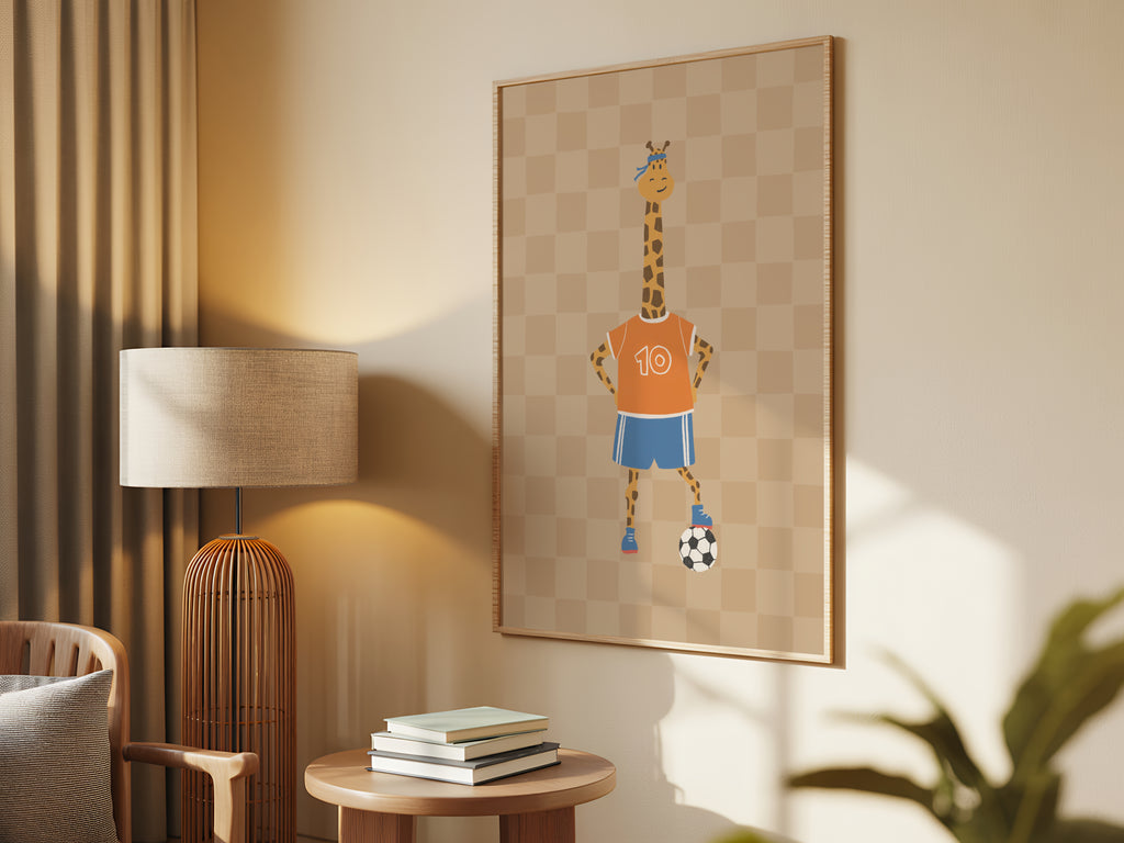 Vaikiškas plakatas vaikų kambariui – žaisminga žirafa sportininkė su futbolo kamuoliu, linksma ir energinga iliustracija, puikiai tinkanti vaikų kambario interjerui, žaidimų kambariui, sporto tematikos vaikų dekorui, sienų akcentui ar dovanos idėjoms mažiesiems mėgstantiems gyvūnus, futbolą, aktyvų laisvalaikį ir sportinį interjerą