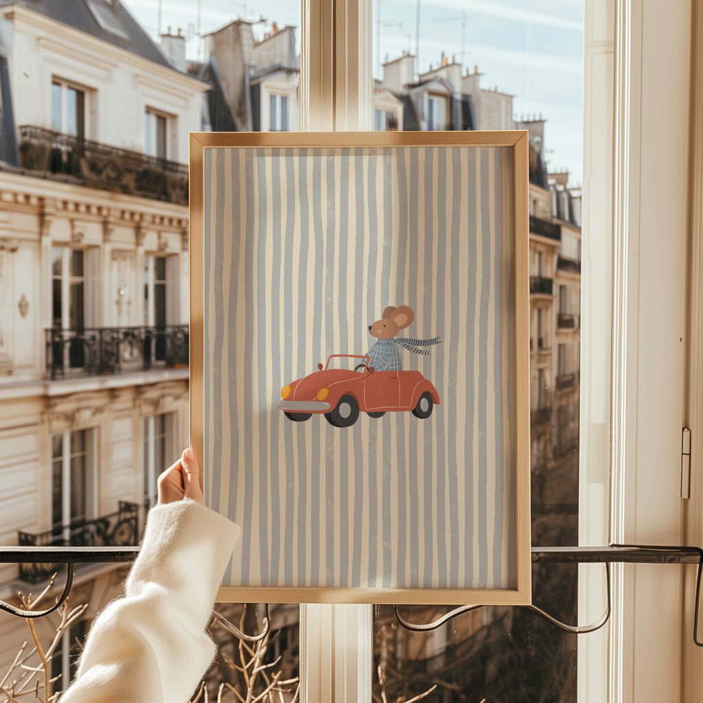 Vaikiškas plakatas su peliuku važiuojančiu raudona mašina be stogo ant subtilaus mėlyno dryžuoto fono, vaikų kambario dekoracija, nursery wall art, dovana kūdikiui ar vaikui