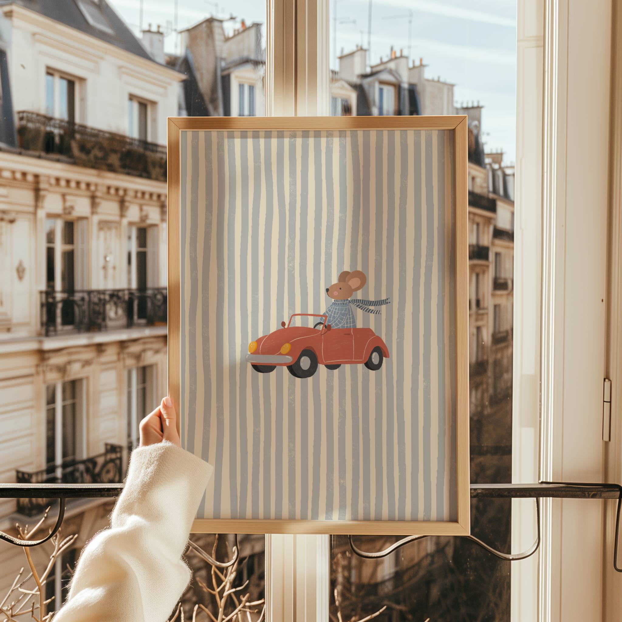 Vaikiškas plakatas su peliuku važiuojančiu raudona mašina be stogo ant subtilaus mėlyno dryžuoto fono, vaikų kambario dekoracija, nursery wall art, dovana kūdikiui ar vaikui