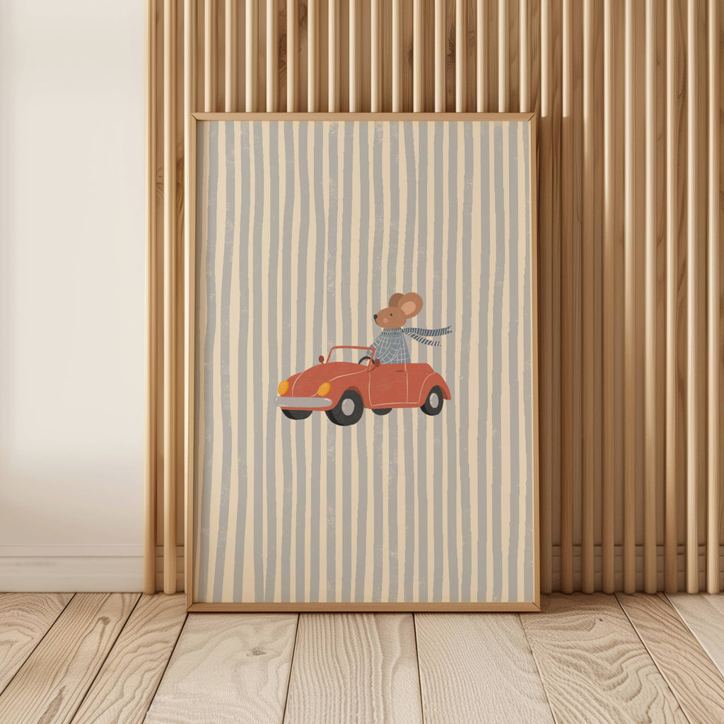 Vaikiškas plakatas su peliuku važiuojančiu raudona mašina be stogo ant subtilaus mėlyno dryžuoto fono, vaikų kambario dekoracija, nursery wall art, dovana kūdikiui ar vaikui