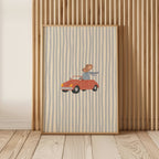 Vaikiškas plakatas su peliuku važiuojančiu raudona mašina be stogo ant subtilaus mėlyno dryžuoto fono, vaikų kambario dekoracija, nursery wall art, dovana kūdikiui ar vaikui