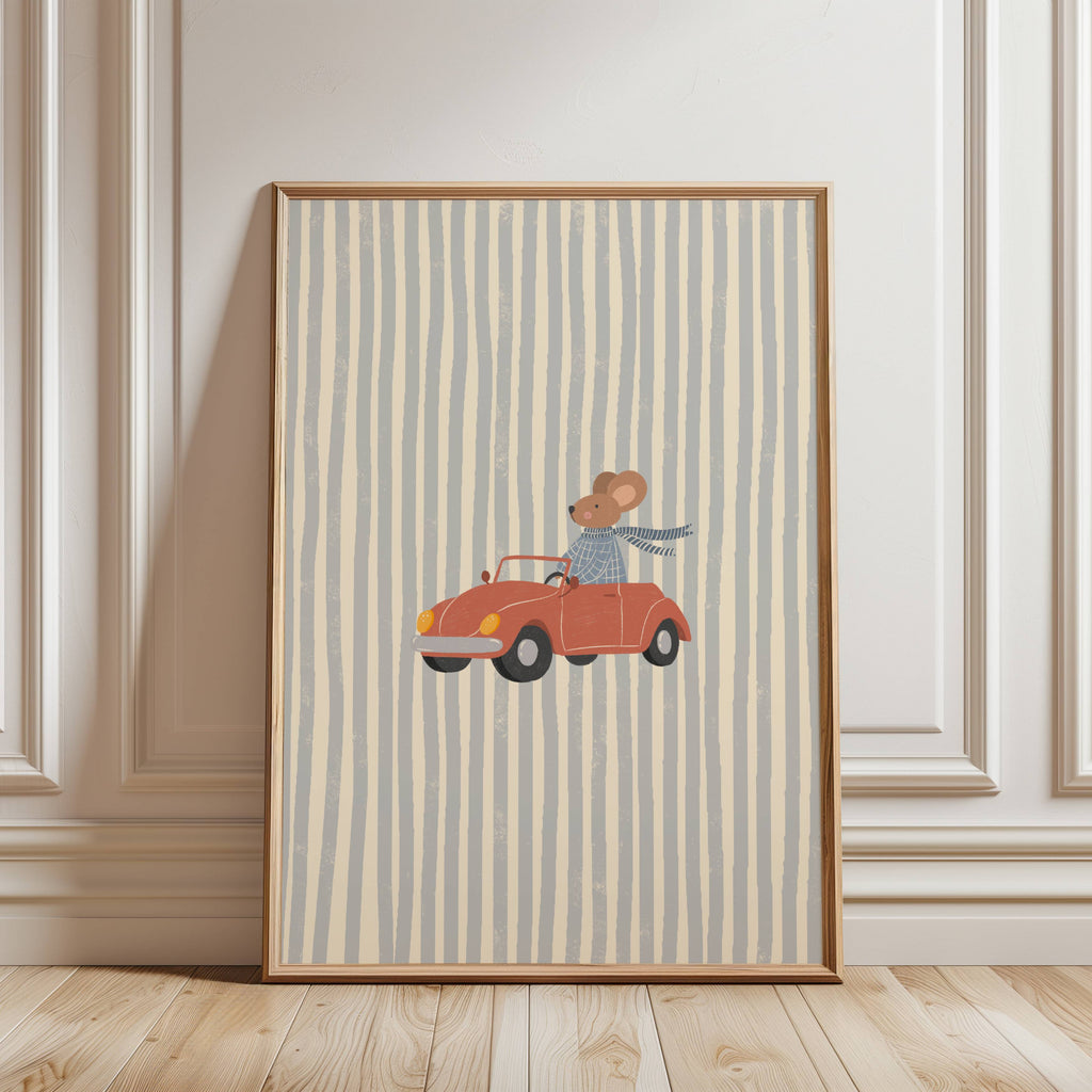 Vaikiškas plakatas su peliuku važiuojančiu raudona mašina be stogo ant subtilaus mėlyno dryžuoto fono, vaikų kambario dekoracija, nursery wall art, dovana kūdikiui ar vaikui