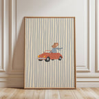 Vaikiškas plakatas su peliuku važiuojančiu raudona mašina be stogo ant subtilaus mėlyno dryžuoto fono, vaikų kambario dekoracija, nursery wall art, dovana kūdikiui ar vaikui