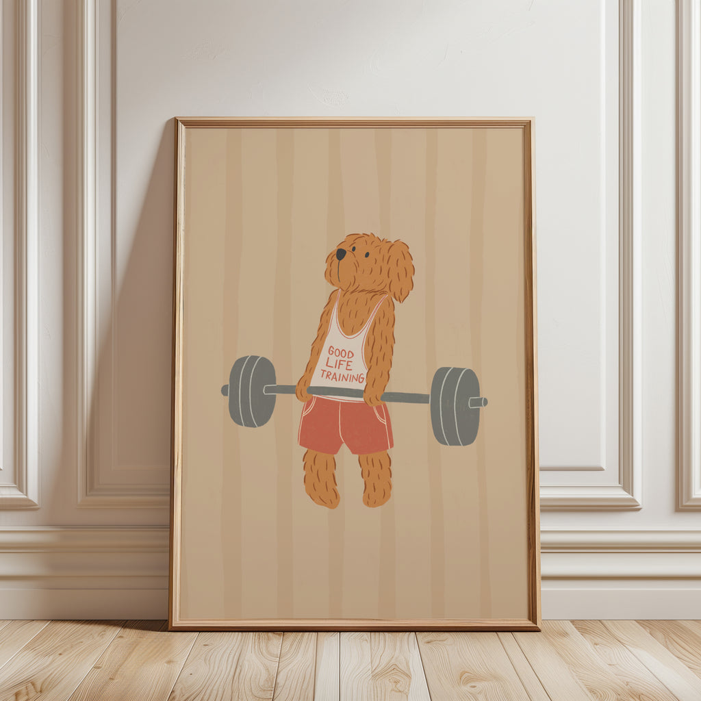 Vaikiškas plakatas vaikų kambariui – žaismingas goldendoodle šuo laiko štangą ir bando ją pakelti, sportiška ir linksma iliustracija, puikiai tinkanti vaikų kambario interjerui, žaidimų kambariui, vaikų interjero dekorui, sienų akcentui ar dovanos idėjoms mažiesiems mėgstantiems gyvūnus, sportą, fitnesą, aktyvią veiklą ir nuotykius