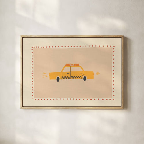 Vaikiškas plakatas vaikų kambariui – geltonas taksi automobilis ant smėlio spalvos fono, minimalistinio stiliaus, linksma ir žaisminga iliustracija, puikiai tinkanti vaikų kambario interjerui, žaidimų kambariui, vaikų interjero dekorui ar sienų akcentui mažiesiems, mėgstantiems transporto tematiką
