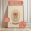 Personalizuotas vaiko vardo plakatas su nupieštu meškiuku, dėvinčiu beretę ir dryžuotą maikutę, vardinis sienos dekoras vaikų kambariui, švelnaus ir žaismingo stiliaus interjero detalė kūdikio ar vaiko miegamajam.