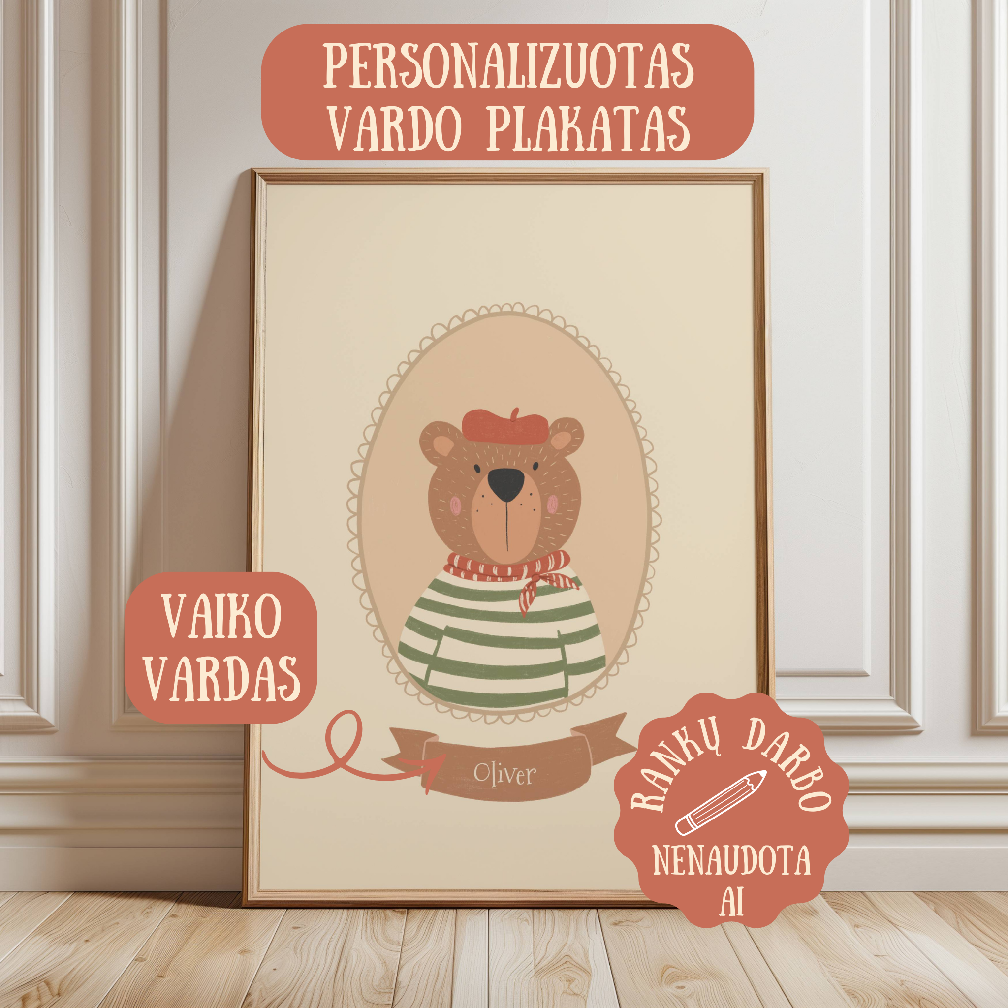 Personalizuotas vaiko vardo plakatas su nupieštu meškiuku, dėvinčiu beretę ir dryžuotą maikutę, vardinis sienos dekoras vaikų kambariui, švelnaus ir žaismingo stiliaus interjero detalė kūdikio ar vaiko miegamajam.